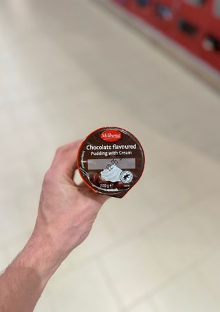 Schokoladenpudding mit Sahne